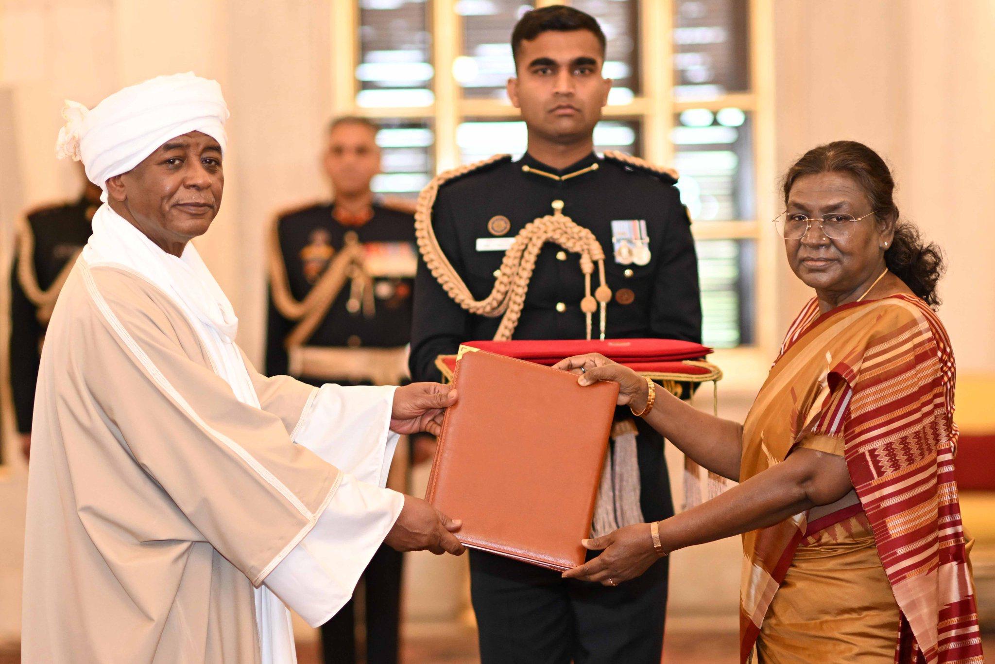 سفير السودان بالهند يقدم أوراق اعتماده