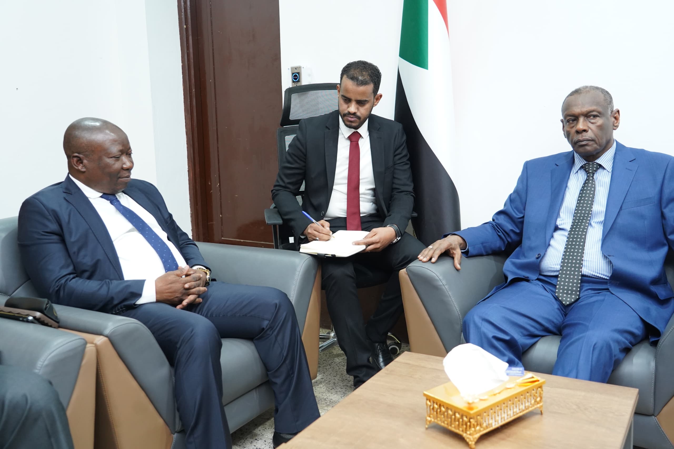 لقاء السيد الوزير مع سفير تركيا